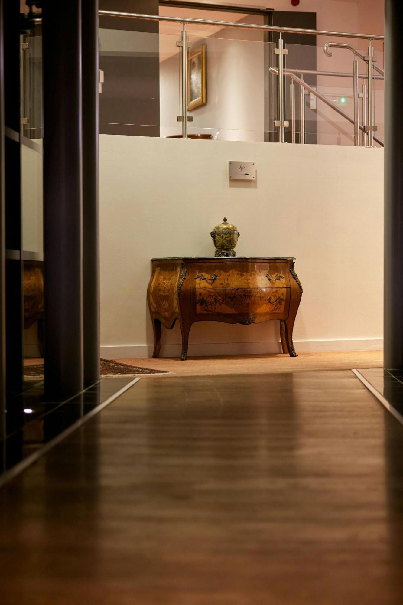 L'Hermitage Gantois, Autograph Collection Lille Zewnętrze zdjęcie A console table